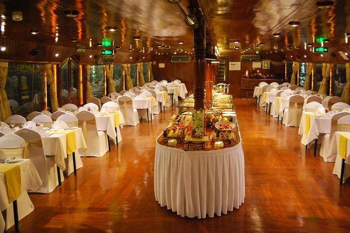 Dubai Marina: Elegant Dhow Dinner Cruise with Buffet & Live Show