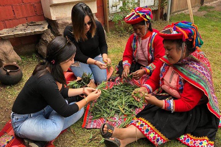 Sacred Valley Textile Workshop – Dyeing & Weaving in Cusco