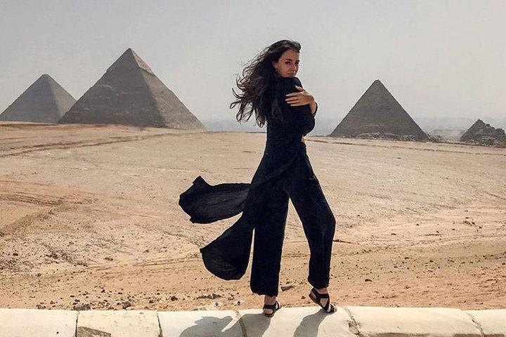 Day Tour to Giza Pyramids And Egyptian Museum & Bazaar