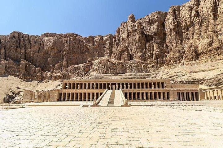 Discover the East and West Banks of the Nile