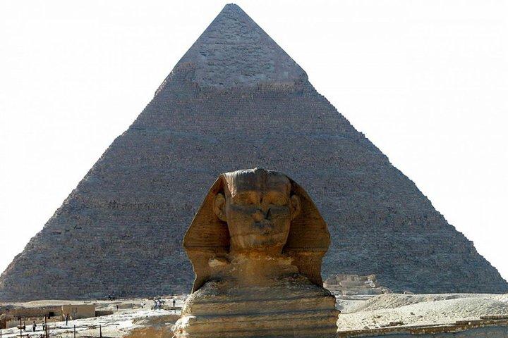 Day Tour to Giza Pyramids And Egyptian Museum & Bazaar