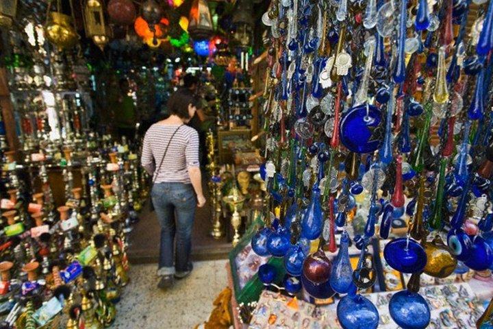 Day Tour to Giza Pyramids And Egyptian Museum & Bazaar