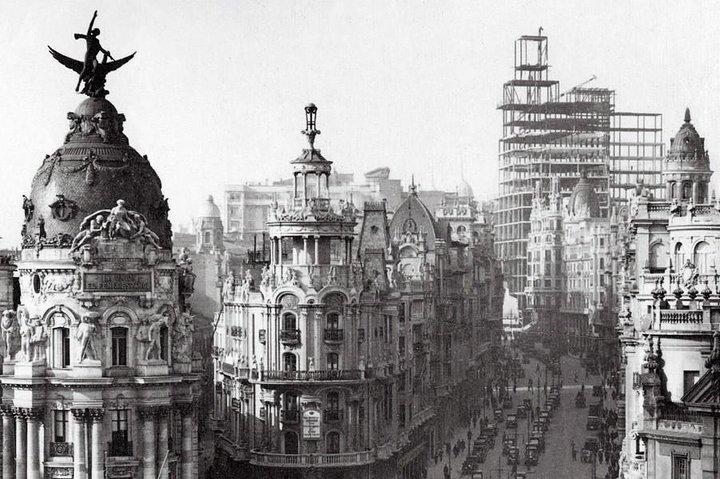 Architecture tour Gran Vía from its best rooftops 20thC