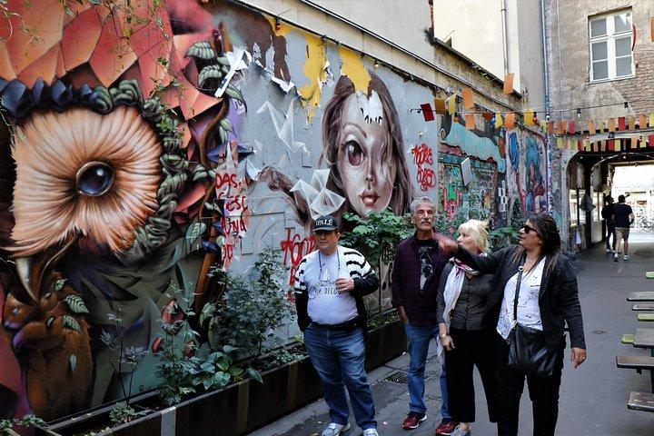 4h Graffiti Private City Tour with Vehicle and Photographer Guide