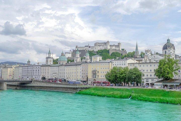 Transfer from Budapest to Salzburg: Private daytrip with 2 hours for sightseeing