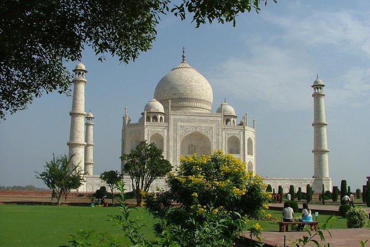 Hyderabad to Taj Mahal and Agra Fort Same Day Tour with Flights
