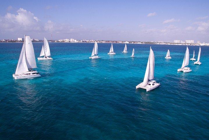 Top Sailing to Isla Mujeres with lunch and open bar from Cancun