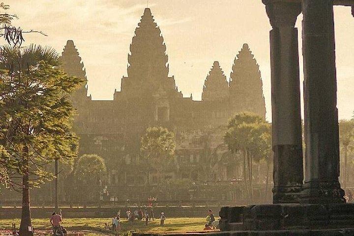 2-Day Best of Angkor Wat and Tonle Sap Lake Tour