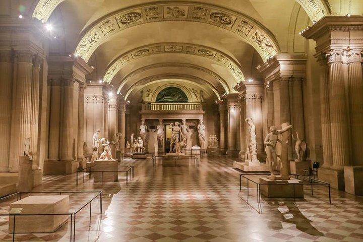 Louvre Family Tour: Private Kids-Friendly Museum Experience