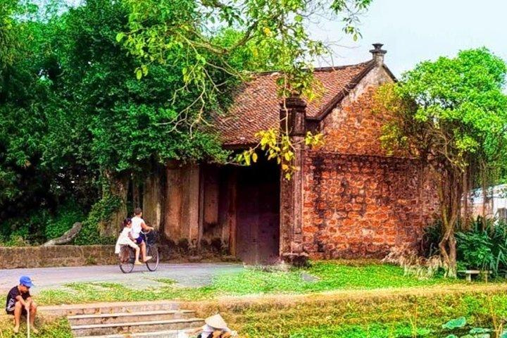 Duong Lam Ancient Village and Biking Tour from Hanoi