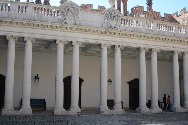 Hampton Court Palace 3hr tour: Henry VIII's & William III's intriguing Palaces