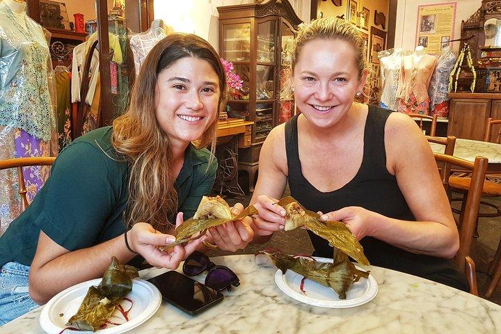 Singapore Food Tour: Hawker Culture & Local Neighborhoods