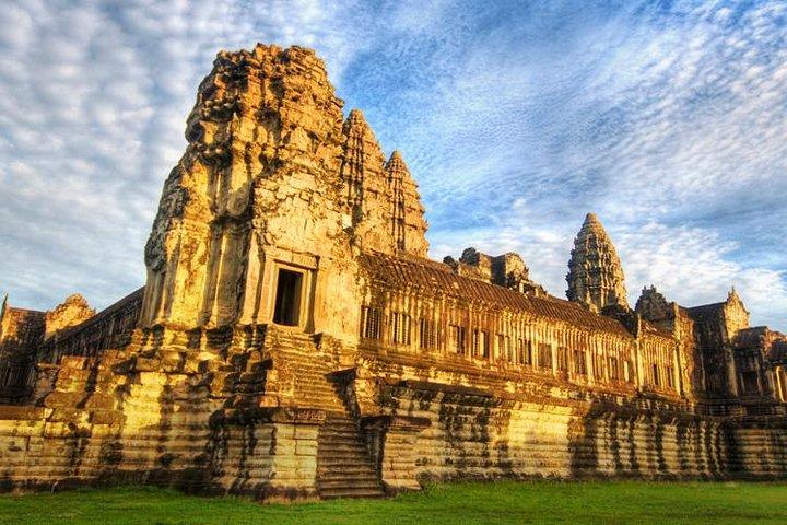 Private 1Day tour: Angkor Small tour with Banteay srei or pink lady temple.