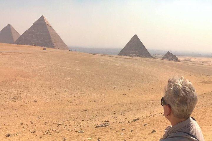 Day tour to the Pyramids of Giza and the Egyptian museum