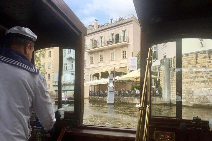 Private Custom Half-Day Tour: Prague Castle and River Cruise