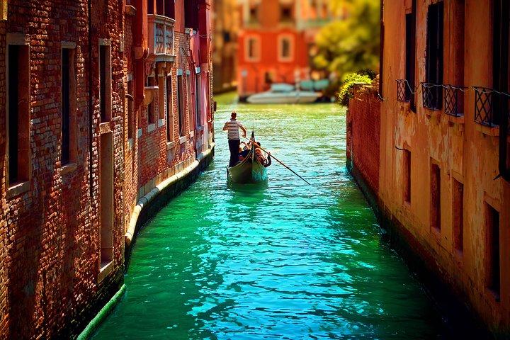Classic 30-Minute Gondola Ride in Venice