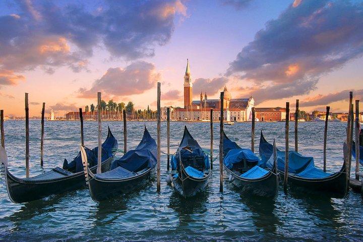 Private Tour: Venice Gondola Ride with Serenade