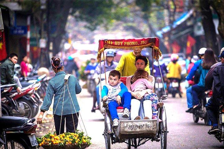 Hanoi Cyclo and Water Puppet Show with Dinner Private Tour