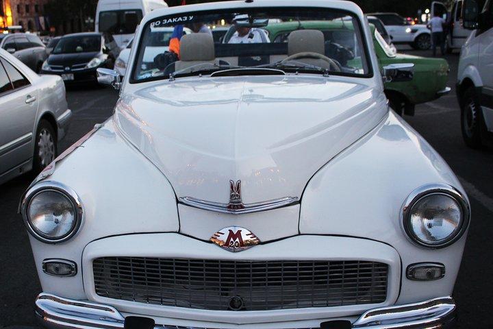 Yerevan city tour with drinks in a classic car with photography
