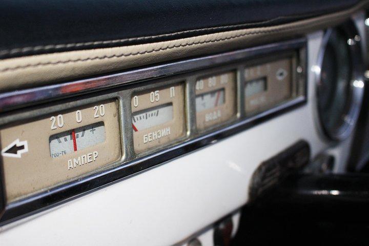 Yerevan city tour with drinks in a classic car with photography