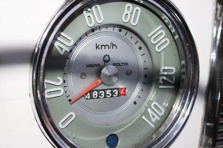 Yerevan city tour with drinks in a classic car with photography