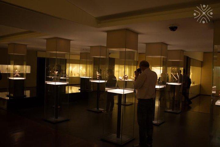 Private Guided Tour of Bogotá's Gold Museum with Transport