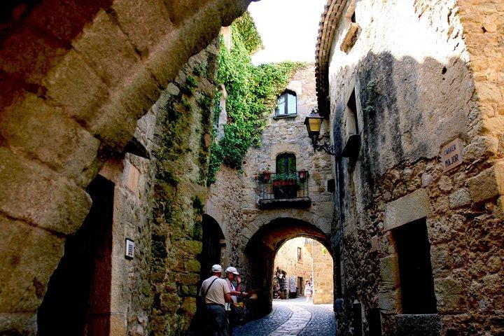 Costa Brava and Medieval Villages Small Group from Girona