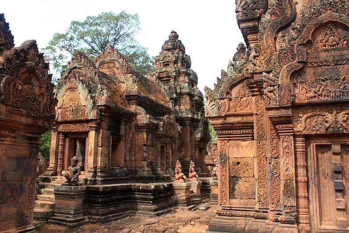 2-Days Private Tour Discovering Angkor Wat, Grand Tour and Banteay Srey