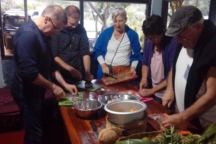 Tea Plantation Safari by Tuk Tuk & Cooking with Local Family Home