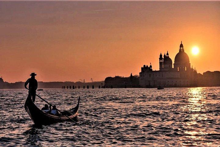 Private Tour: Venice Gondola Ride with Serenade