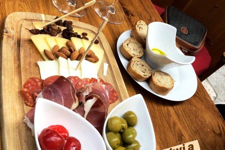 Dubrovnik by Night Tour with History and Wine & Bites