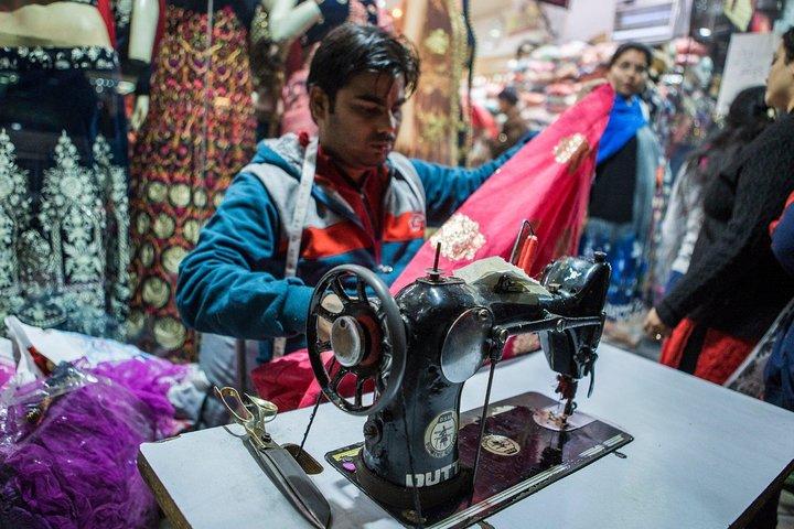 Delhi Food Walk: Rickshaw Ride, Street Eats & Market Tour