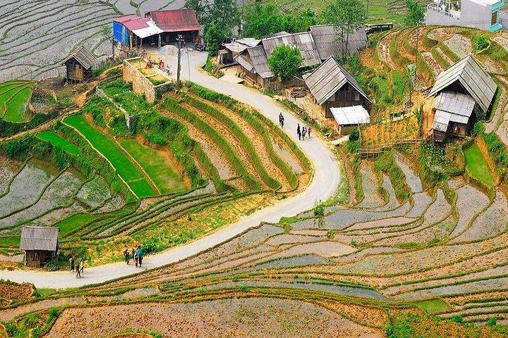 Sapa 2 Day Tour By Bus from Hanoi: Trekking, Homestay, Expressway