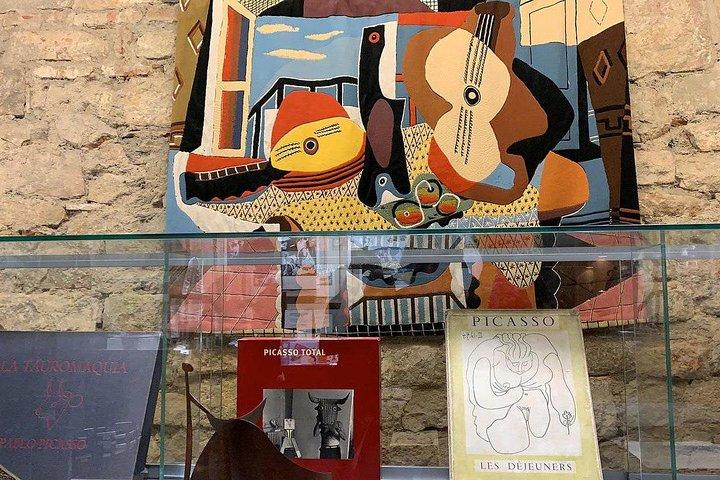 Barcelona Art and Tapas Small Group Walking Tour with Picasso Museum