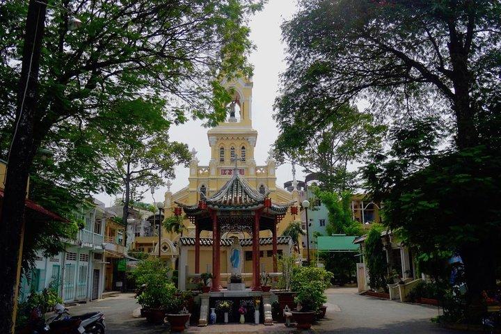 Walking tour to Chinatown in Saigon