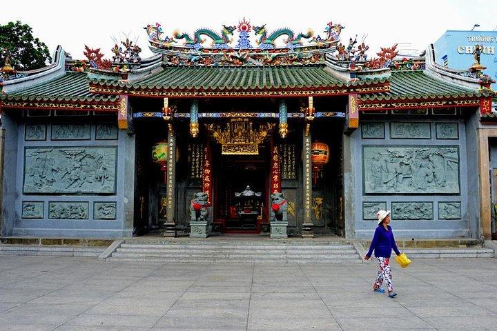 Walking tour to Chinatown in Saigon