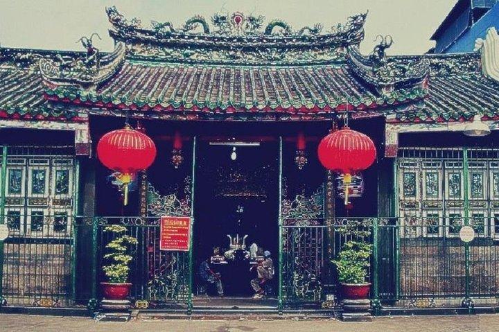 Walking tour to Chinatown in Saigon