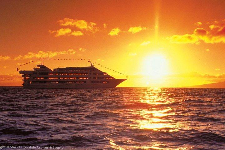 Honolulu: Three Star Deluxe Sunset Dinner Cruise and Show