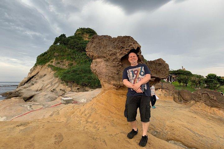 Keelung Shore Excursion: Yehliu Geopark, Jiufen, Houton Cat Village Private Tour