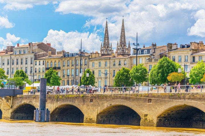 Private City Tour of Bordeaux in a Citroën 2CV - 1h30