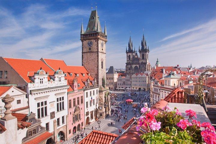 Private transfer from Budapest to Prague with 2h for sightseeing