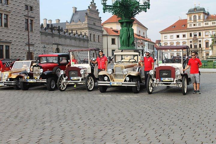 1,5 hour oldtimer convertible Prague sightseeing tour