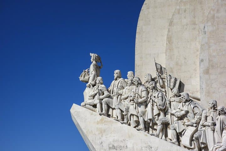 Private Transfer from Santiago de Compostela to Lisbon + 2h Sightseeing
