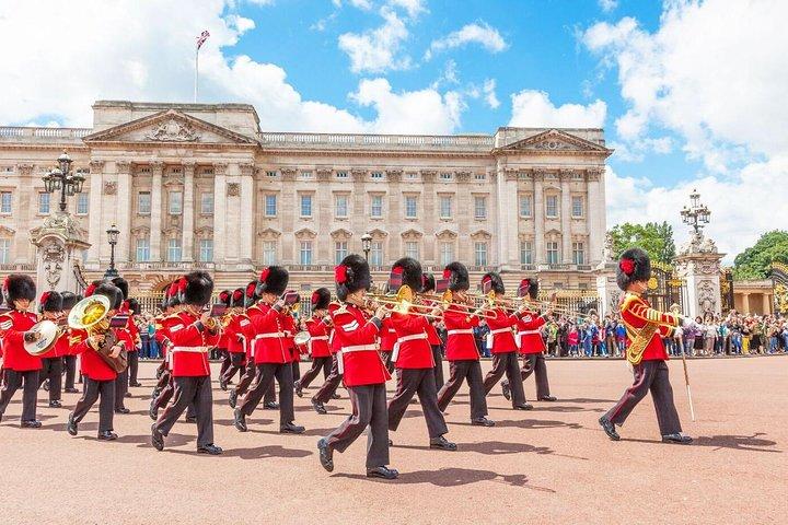 Buckingham Palace and Windsor Castle Self-Guided Tour with Coach