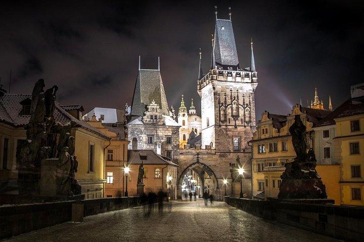 Private Car Transfer from Vienna to Prague with 2h of Sightseeing