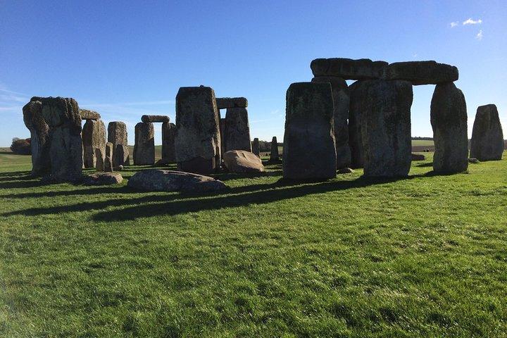 Private Full-Day Tour of Stonehenge and Bath from London