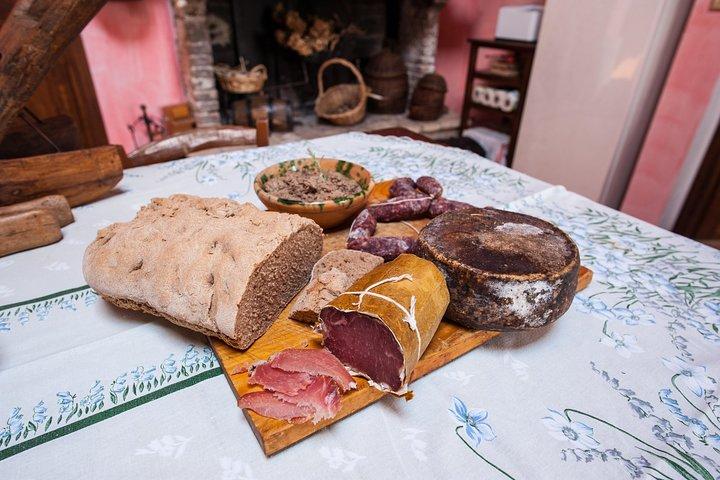 Small-group Street food tour in Arezzo