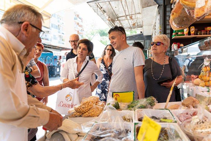 Small-group Street food tour in Arezzo