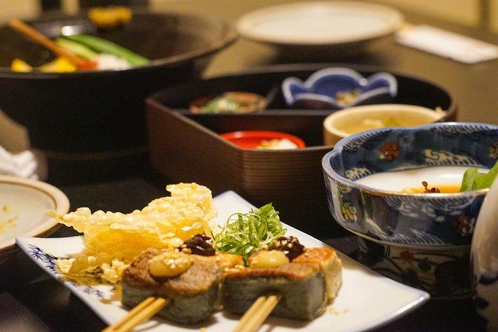 Kyoto Night Foodie Tour in Gion (9+ dishes + 6 Sake tastings)