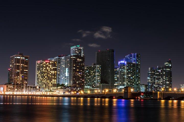 Miami: Open-top Bus Sightseeing Night Tour with Live Guide